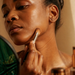 comment choisir son fond de teint femme applique maquillage