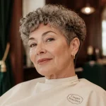 Coupe cheveux frisés courts femme 60 ans, volume maîtrisé