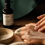 Meilleur nettoyant visage : mousse sur peau, flacon verre ambré