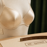 90c poitrine : soutien-gorge et ajustement mesuré en cabine d’essayage