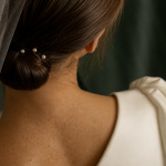 Chignon bas mariage lissé avec voile crème et perles fines