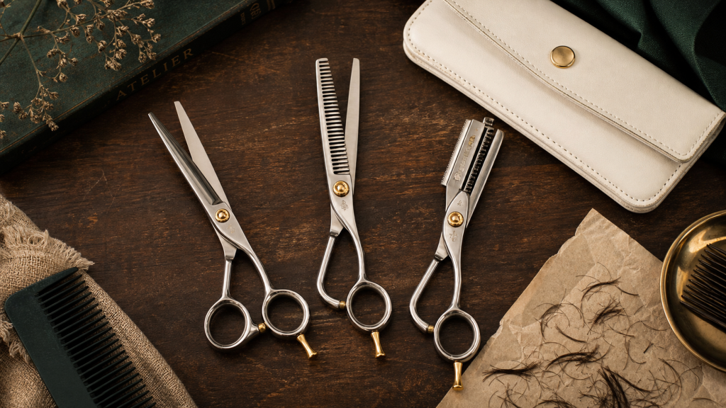 Ciseaux coiffure droits, sculpteurs et coupe-fourches sur table atelier