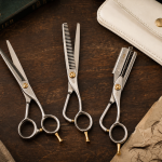 Ciseaux coiffure droits, sculpteurs et coupe-fourches sur table atelier