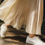 Quelles chaussures avec jupe longue plissée : baskets blanches avec jupe longue plissée