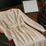 Robe business midi crème nacré portefeuille