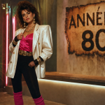 Tenue année 80 femme fluo et épaulettes avec bijoux XXL, look rétro
