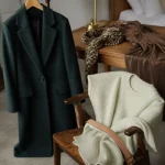 Mode hiver 2025 femme : manteau vert pistache tailoring net et fausse fourrure légère